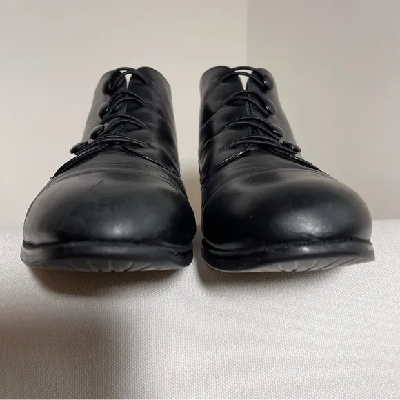 Munro American Black Leather Ankle Boot Button Closure 1” Low Heel Bootie 9W