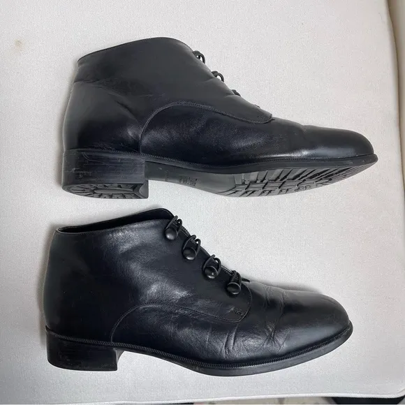 Munro American Black Leather Ankle Boot Button Closure 1” Low Heel Bootie 9W