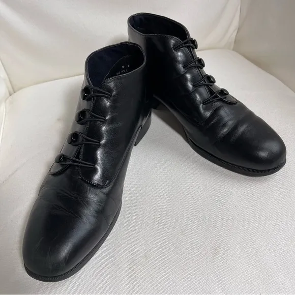 Munro American Black Leather Ankle Boot Button Closure 1” Low Heel Bootie 9W