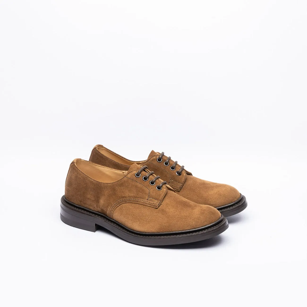 Stringata derby Tricker's Daniel in camoscio marrone (Cubana suede)