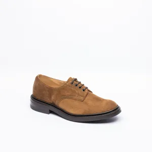 Stringata derby Tricker's Daniel in camoscio marrone (Cubana suede)