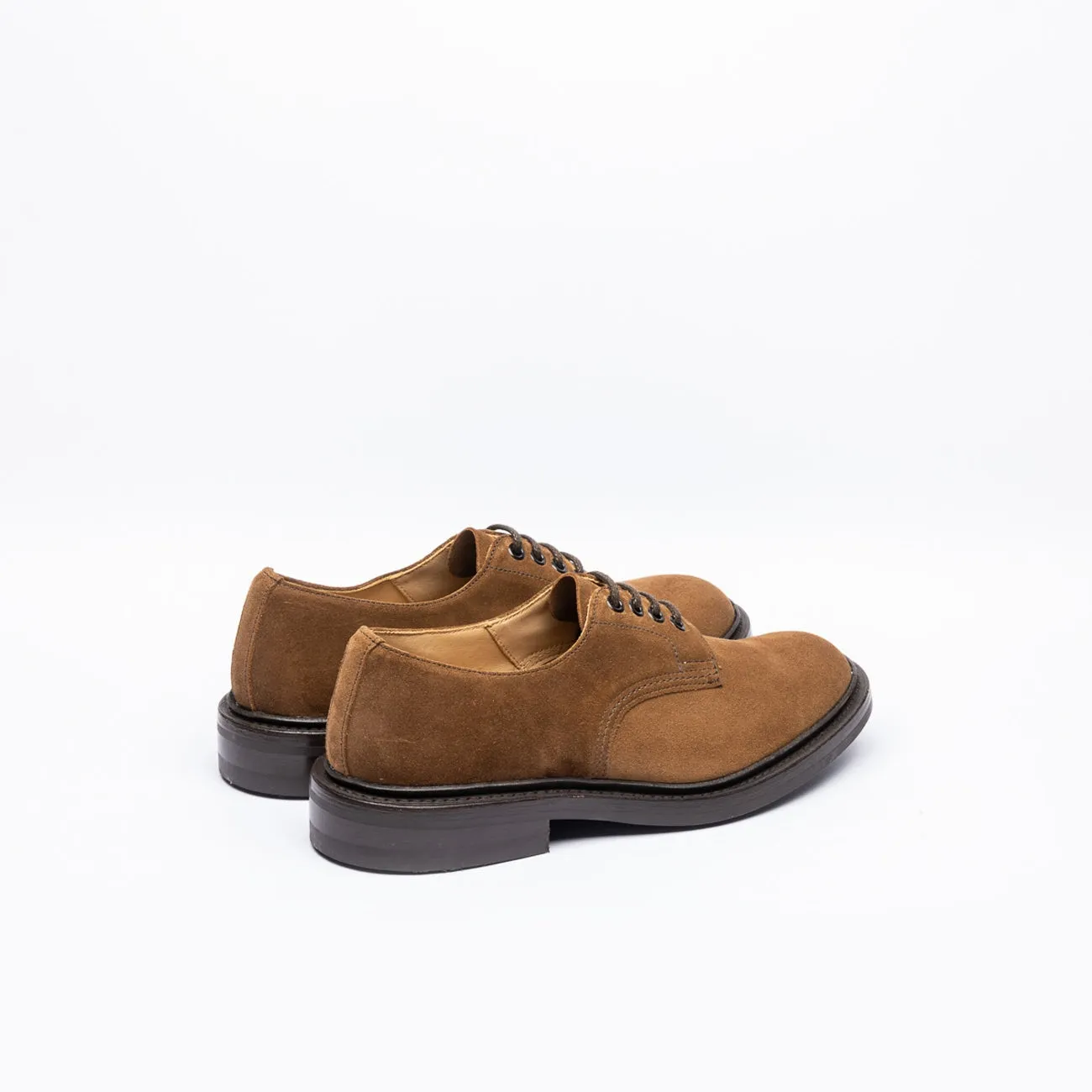 Stringata derby Tricker's Daniel in camoscio marrone (Cubana suede)